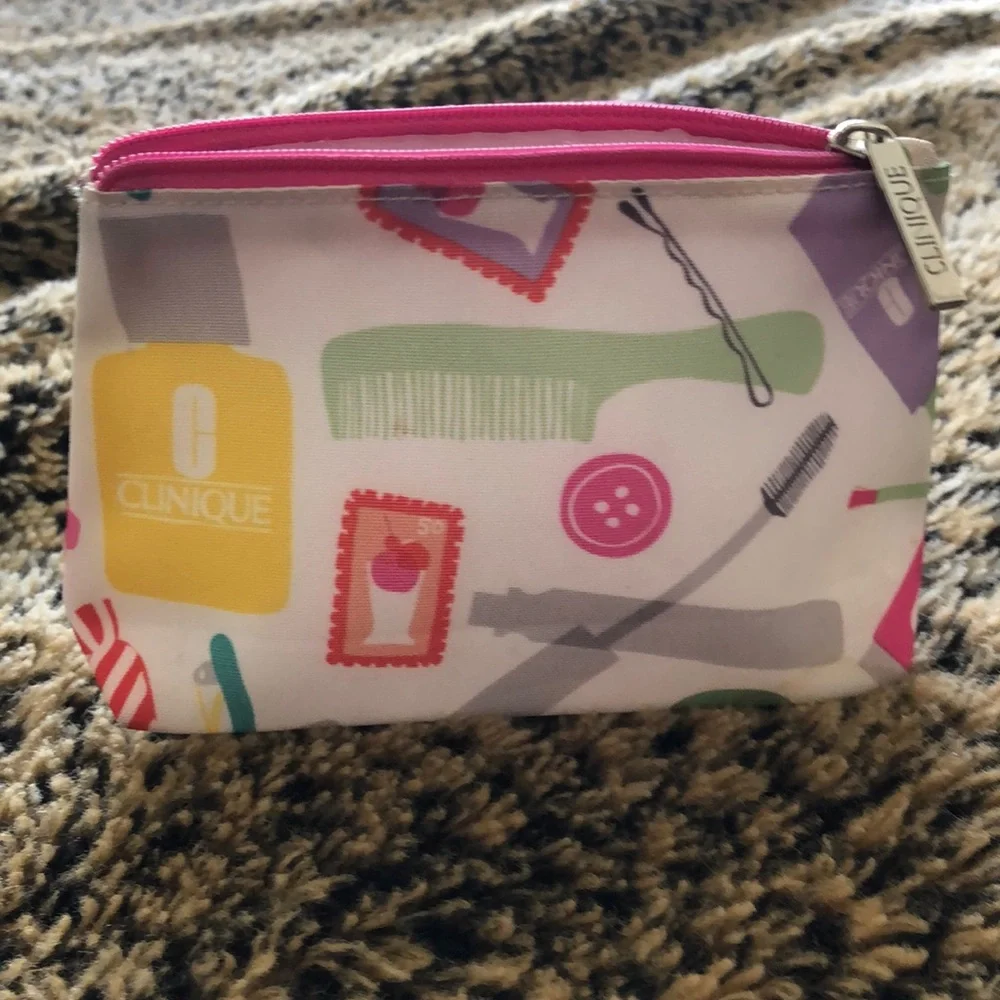 CLINIQUE COLORFUL COSMETIC BAG.